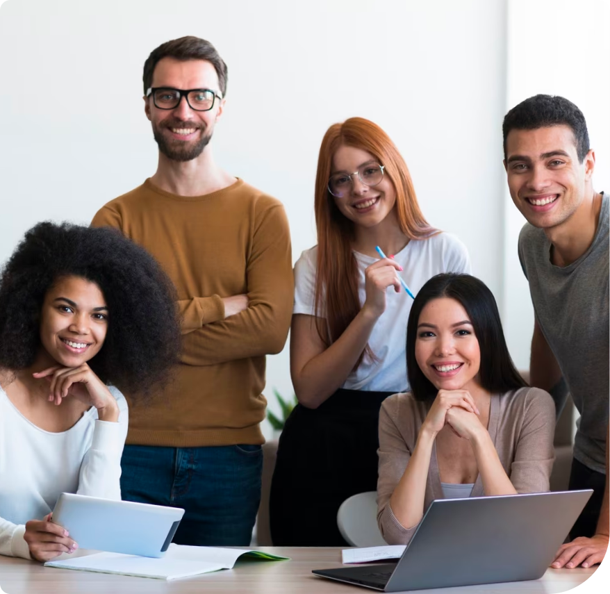 foto grupos de personas sonriendo